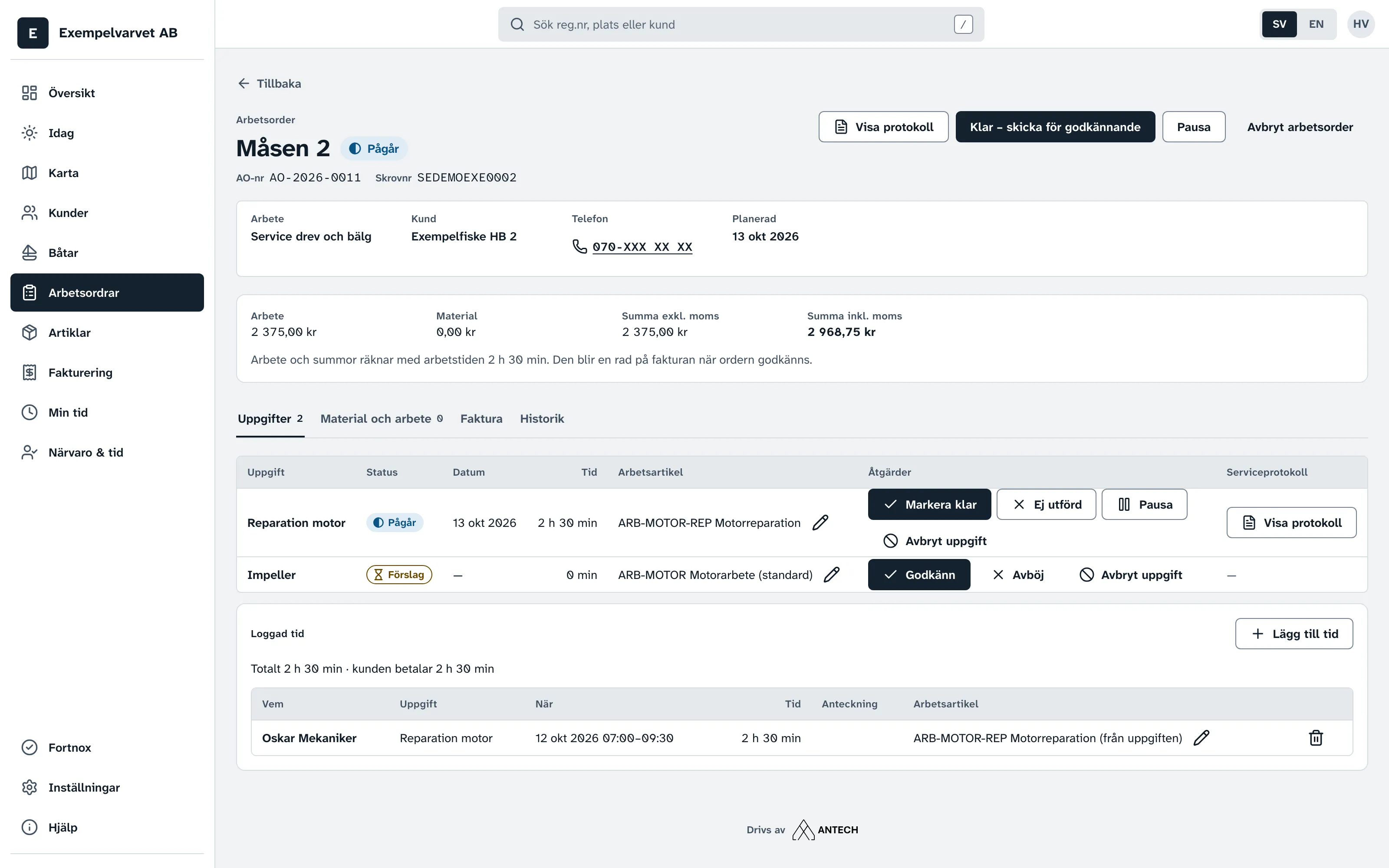 En pågående arbetsorder i ANT-Marine på datorn, med uppgift, signerat serviceprotokoll och loggad tid, märkt "Demo · fiktiv data". Fiktiv demodata från ett påhittat varv.