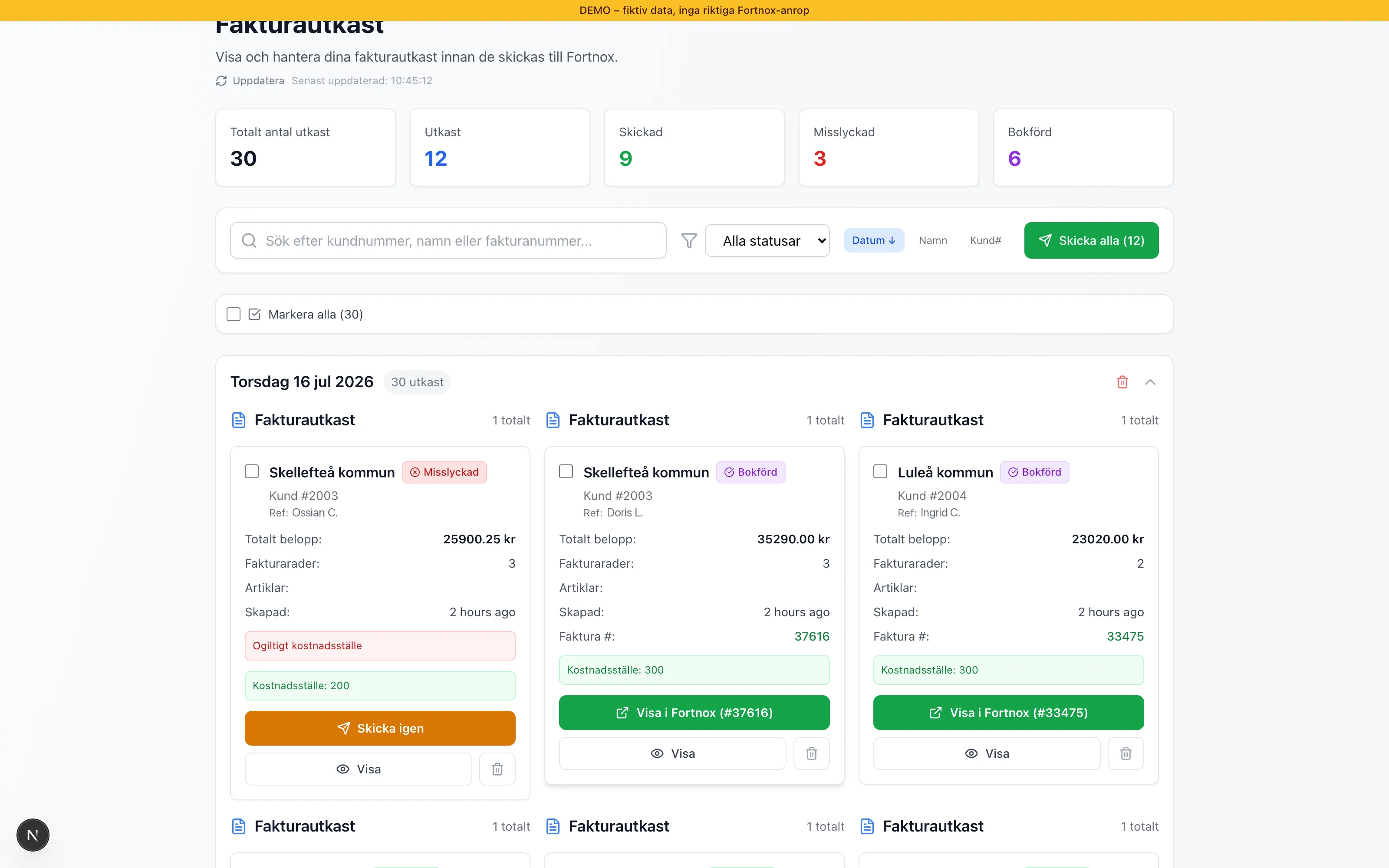 Översiktsvy med fakturautkast och statusmarkeringar för underlag som behöver kontrolleras. Demodata.